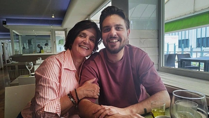Pablo Forez, acompañado de su madre, Rosa, en Lugo