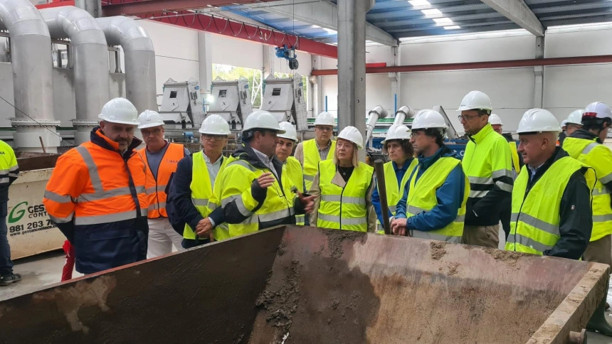 Visita de los responsables del Concello de Santiago y ACUAES a la EDAR de A Silvouta