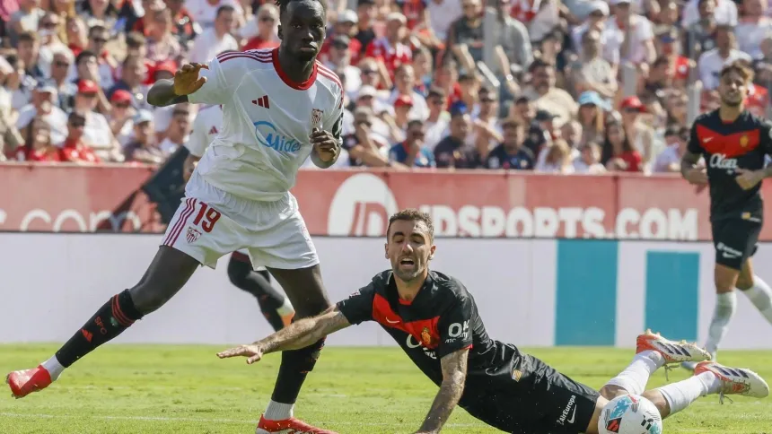 SEVILLA, 18/10/2025.- El centrocampista del Sevilla Batista Mendy (i) pelea un balón ante el centrocampista del Mallorca Sergi Darder (d) durante el partido de liga entre Sevilla FC y Mallorca que se celebra, este sábado, en Sevilla. EFE/ José Manuel Vidal