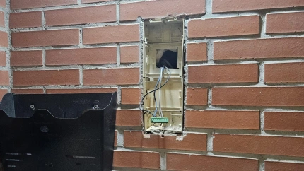 Uno de los porteros automáticos arrancados de cuajo