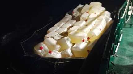 Embarcación incautada en Puerto Real con más de 180 garrafas de gasolina.