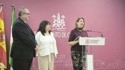 Eva contador en sala de prensa con representantes de la UNED