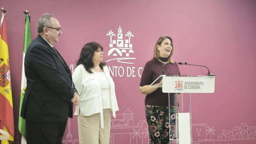 Eva contador en sala de prensa con representantes de la UNED