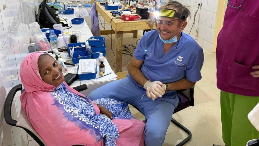 Una mujer mauritana estrena su prótesis dental