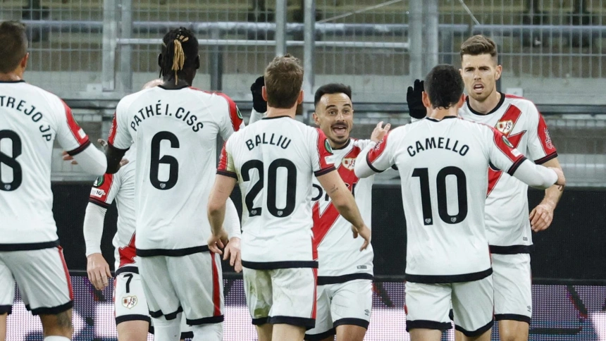Álvaro García celebra el 1-0 del Rayo contra el Hacken
