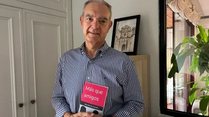 Jesús Sánchez Graullera con su libro