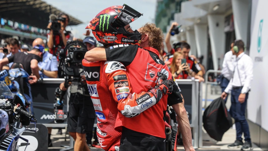 Pecco Bagnaia se abraza con un miembro de su equipo tras su victoria en Sepang en la carrera sprint.