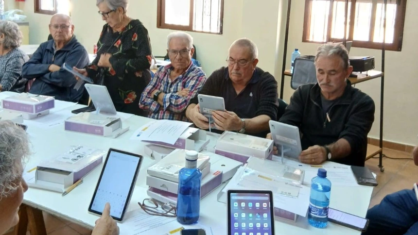 Mayores de Lorca en uno de los talleres de competencias digitales