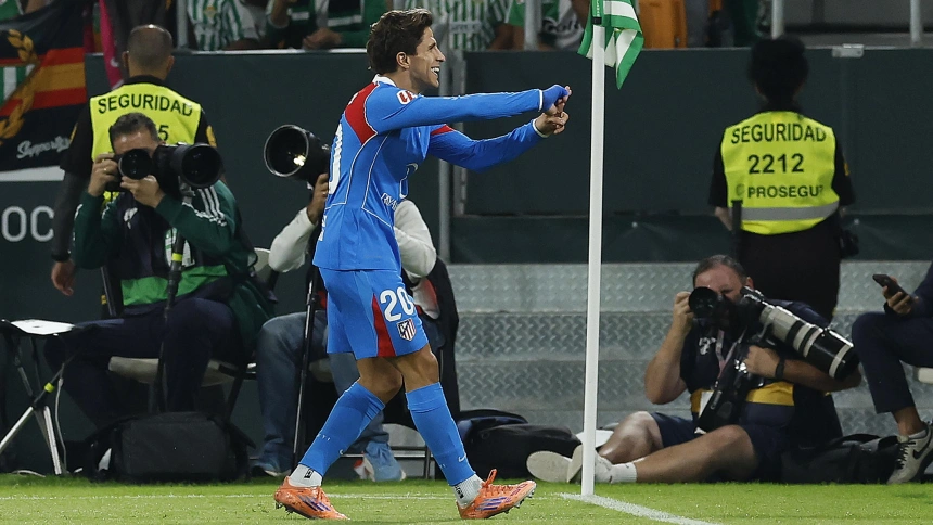 Giuliano Simeone celebra su gol, en el Betis - Atlético