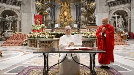 VATICAN CITY (Vatican City State (Holy See)), 27/10/2025.- A handout picture provided by the Vatican Media shows Pope Leo XIV (L) signing an apostolic letter during a Holy Mass marking the official opening of the Jubilee of the World of Education, in St. Peter's Basilica, Vatican City, 27 October 2025. The Jubilee of the World of Education runs from 27 October to 01 November 2025, and is part of the larger 2025 Jubilee Year of Hope. (Papa) EFE/EPA/VATICAN MEDIA HANDOUT HANDOUT EDITORIAL USE ONLY/NO SALES