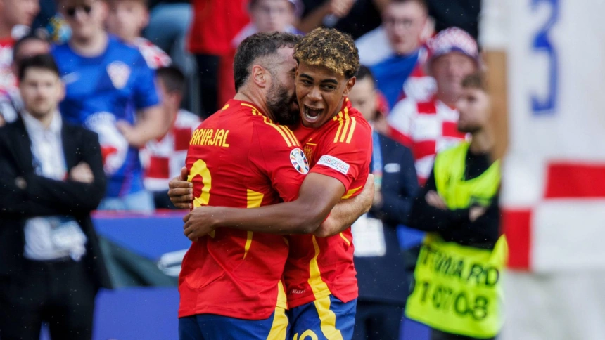 Carvajal y Lamine Yamal se abrazan para celebrar un gol de la Selección Española.