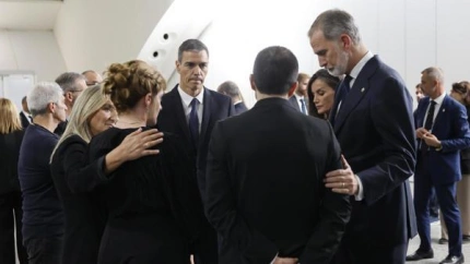 VALENCIA, 29/10/2025.- Los reyes Felipe y Letizia junto al presidente del Gobierno, Pedro Sánchez (c), conversa con familiares de las víctimas a su llegada al funeral de Estado por las 237 víctimas de la dana celebrado este miércoles en Valencia con motivo del primer aniversario de la tragedia. EFE/ Ballesteros POOL