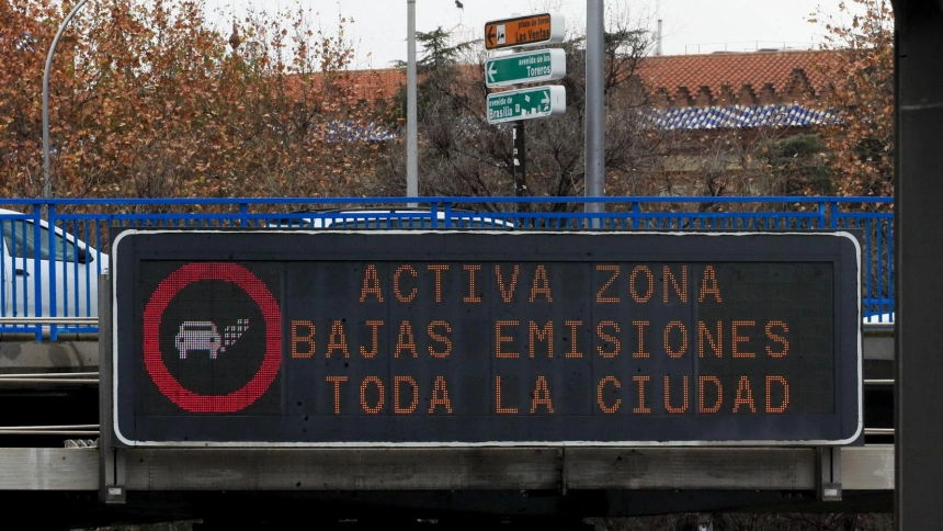 Cartel que anuncia la activación de zona de bajas emisiones en Madrid