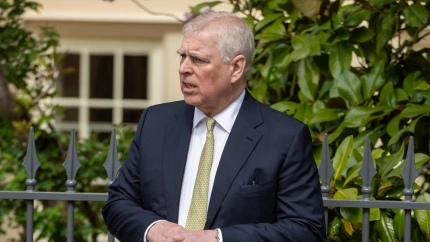 El príncipe Andrés, duque de York, asiste al servicio de maitines de Pascua en el castillo de Windsor.