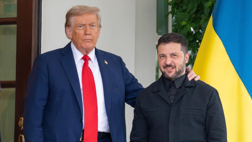 El presidente Donald Trump rodea con su brazo al presidente Volodymyr Zelensky