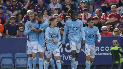 Los jugadores del Celta celebran el gol de Mingueza ante el Levante