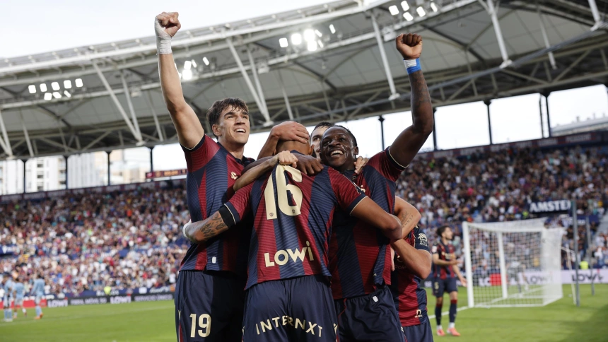 Los jugadores del Levante celebran su gol ante el Celta