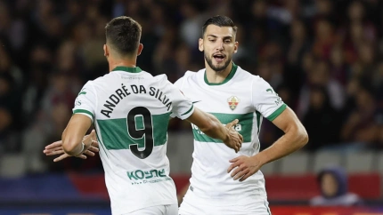 Rafa Mir celebra con André Silva el 2-1 del Elche contra el Barcelona