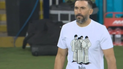 El entrenador del Elche Eder Sarabia sorprendió en Montjuic para el partido con el Barça con una camiseta de los Beatles