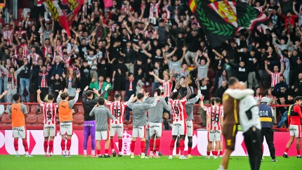 Los jugadores del Sporting celebran con los aficionados en El Molinón