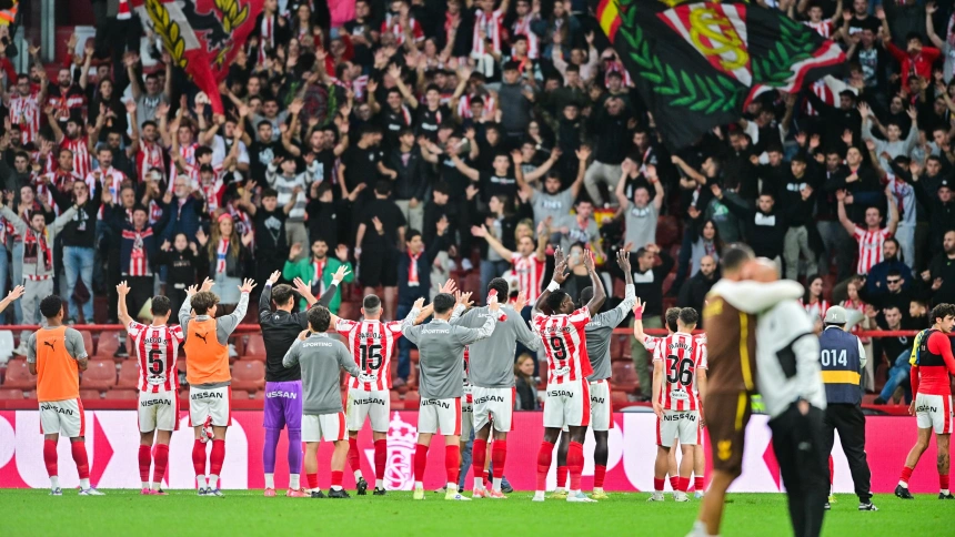 Los jugadores del Sporting celebran con los aficionados en El Molinón