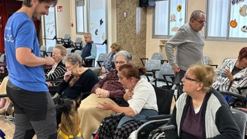 Un programa de terapias asistidas con animales busca mejorar el bienestar físico, emocional y social de los ancianos.