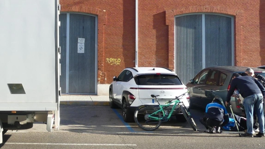 Un ciclista resulta herido grave en Palencia al chocar contra un camión