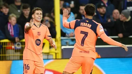 Ferran y Fermin celebran el gol del Barcelona al Brujas