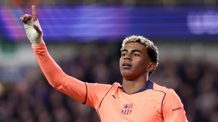 Lamine Yamal celebra el gol del Barcelona al Brujas