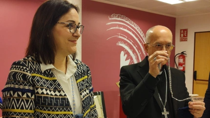 Rosarios de bolillos para la autofinanciación de la Iglesia Diocesana