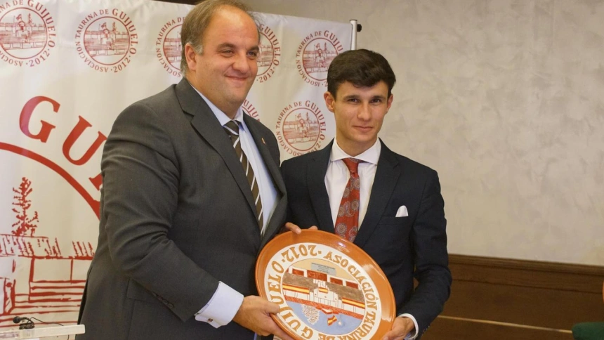 El alcalde de Guijuelo junto al diestro Manuel Diosleguarde