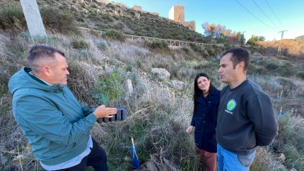 Concejales de Calidad Urbana y Medio Ambiente con el responsable de la asociación BosqueO2 ante el castillo de Lorca