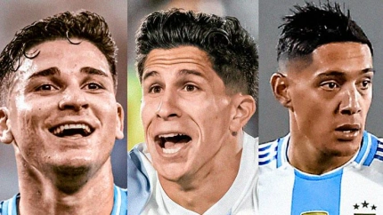 Julián Álvarez, Giuliano Simeone y Nahuel Molina con la camiseta de Argentina