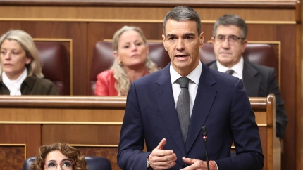 (Foto de ARCHIVO)El presidente del Gobierno, Pedro Sánchez, y la vicepresidenta primera y ministra de Hacienda, María Jesús Montero, durante una sesión de control, en el Congreso de los Diputados, a 29 de octubre de 2025, en Madrid (España). El pleno ha arrancado con un minuto de silencio en recuerdo a las 229 personas fallecidas como consecuencia de la dana que asoló gran parte de la provincia de Valencia de la que se cumple el primer año desde la tragedia. En el marco del aniversario el Gobierno se enfrenta a las preguntas de la oposición sobre las medidas que se han tomado para ayudar a los afectados y para evitar que se pueda repetir.Eduardo Parra / Europa Press29/10/2025