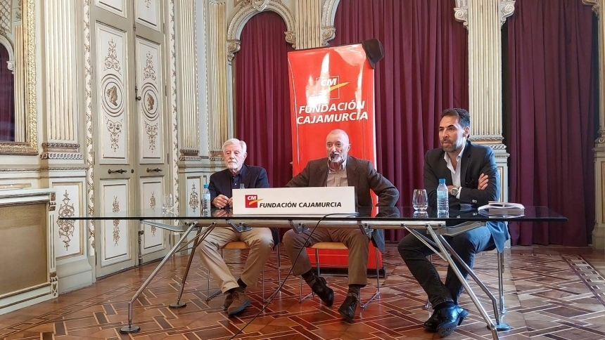 Pérez Reverte presentando nueva novela