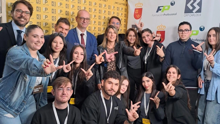 Inauguración de la feria inclusiva en el CIFP Carlos III