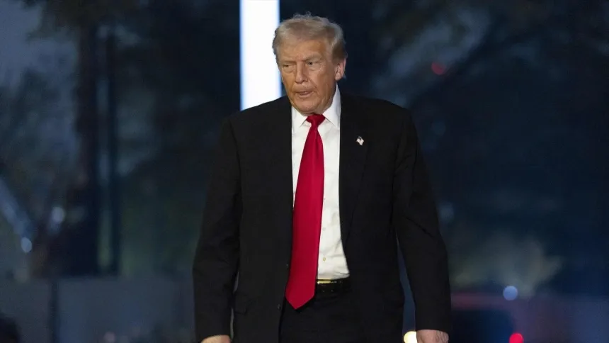 El presidente de Estados Unidos, Donald J. Trump, camina hacia la residencia tras descender del helicóptero Marine One en el jardín sur de la Casa Blanca en Washington, D.C.