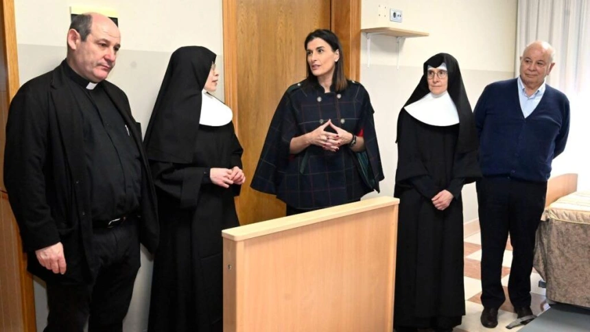 La alcaldesa Gema Igual junto a Indalecio Sobrino y dos monjas de la Residencia Santa Lucía