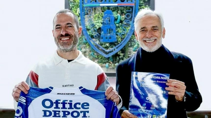 El alcalde de Siero, Ángel García, junto a Jesús Martínez, propietario del Real Oviedo