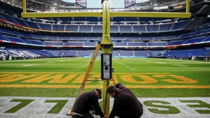 Los operarios adaptan el Bernabéu para el partido de fútbol americano entre Dolphins y Commanders.