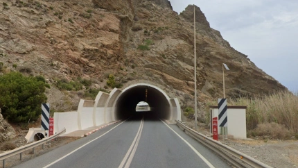 Un violento choque frontal en un túnel de Motril deja un atrapado y dos heridos graves