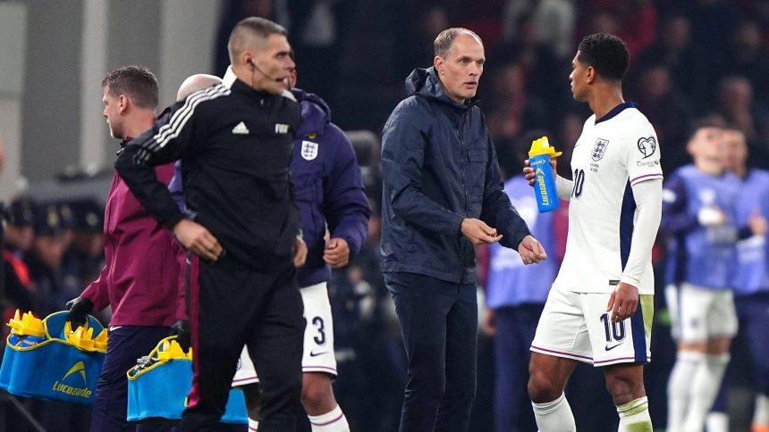 Jude Bellingham con Tuchel tras ser cambiado durante el partido ante Albania