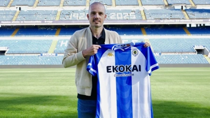 Beto Company posa con la camiseta blanquiazul en el Rico Pérez.