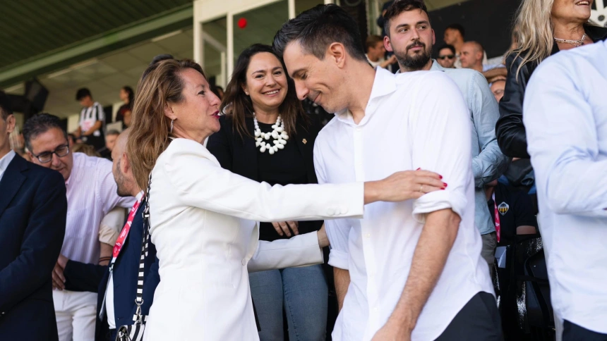 La alcaldesa de Castellón de la Plana, Begoña Carrasco, saluda al presidente del CD Castellón, Bob Voulgaris en un partido en Castalia