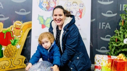 Santiago Pelayo junto a su madre Nuria García