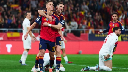 Dani Olmo celebra junto a Fabián su gol, en el España - Turquía