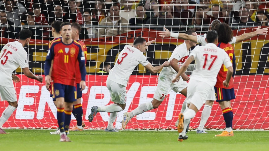 Gül celebra su gol, en el España - Turquía