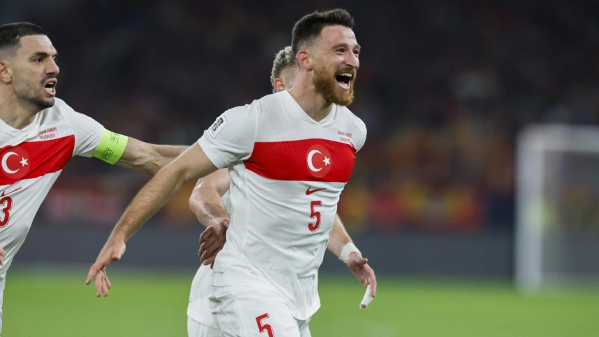 Özcan celebra su gol, en el España -Turquía