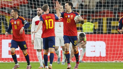 Dani Olmo celebra con Oyarzabal el gol de España contra Turquía