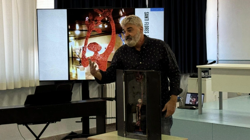 Santi Flores, escultor de Albacete, en el Bernardino del Campo